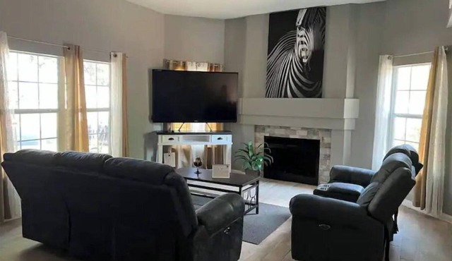 Near Sea World/Lackland AFB/many shops and stores within minutes away