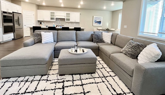 [Near Seattle and Airport] Beautiful 4BR New Home for Up to 12 People