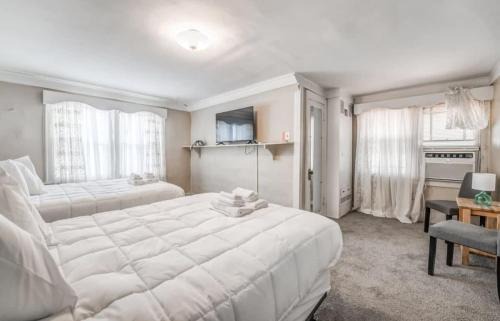 Near Shopping & Dining- Magic in Midtown- Unit A