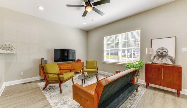 Near Shopping & Dining: Pet-Friendly Dallas Apt!