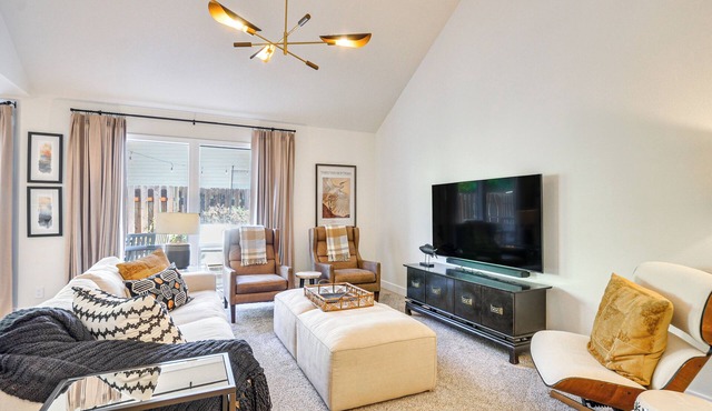 Near Shops & Cafes: Beaverton Haven w/Luxe Decor!