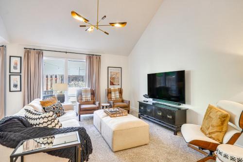 Near Shops & Cafes: Beaverton Haven w/Luxe Decor!