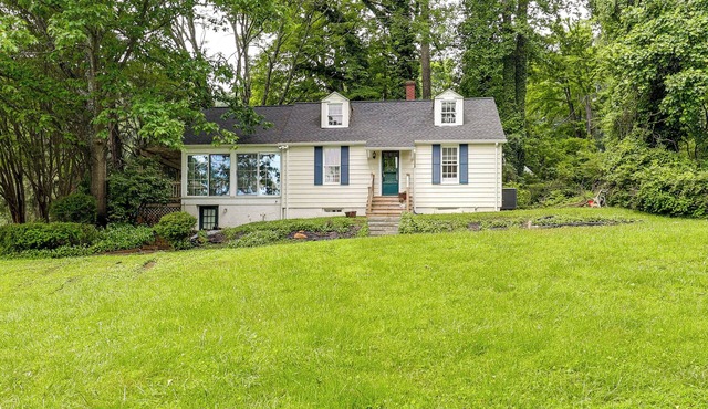 Near Shops & Parks: Dog-Friendly Maryland Gem