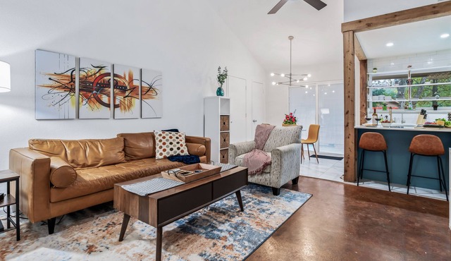 Near SoCo + Sparkling Clean + Cozy ~ Firepit + Gameroom