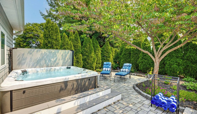 Near Solomons Island Boardwalk: Home w/Hot Tub!