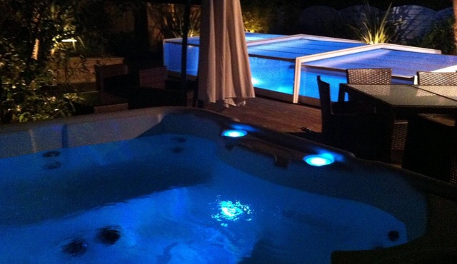 Near Soulac/sea, private indoor heated swimming pool, jacuzzi, Sauna.