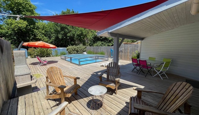 Near SOULAC/mer, air-conditioned house with heated indoor pool sleeps 4