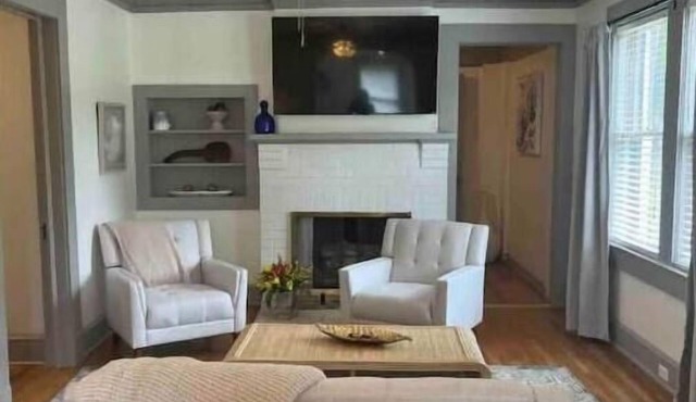 Near square, 4000sf, 2set dining/living, fireplace