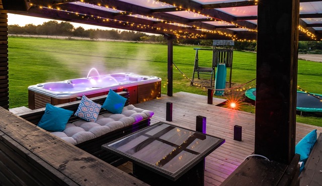 Near St Andrews 3 Acre Private Garden with Outdoor Hot tub and indoor Cinema