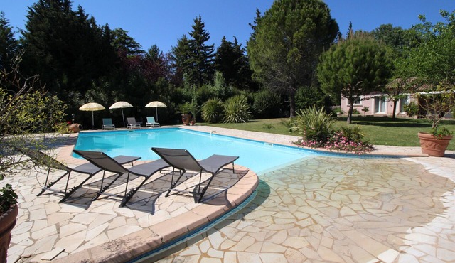 Near St-Rémy-de-Provence, holiday villa with nice pool. Dog welcome