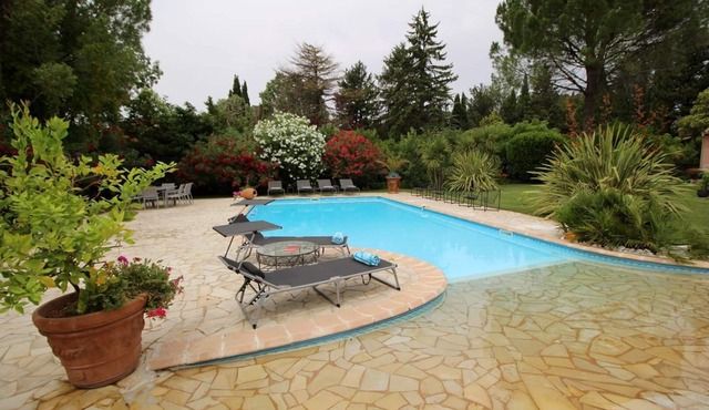 Near St-Rémy-de-Provence, holiday villa with nice pool, pets welcome (1).