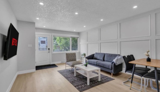 Near Stampede: Modern 2BR and Mayland Heights Stay