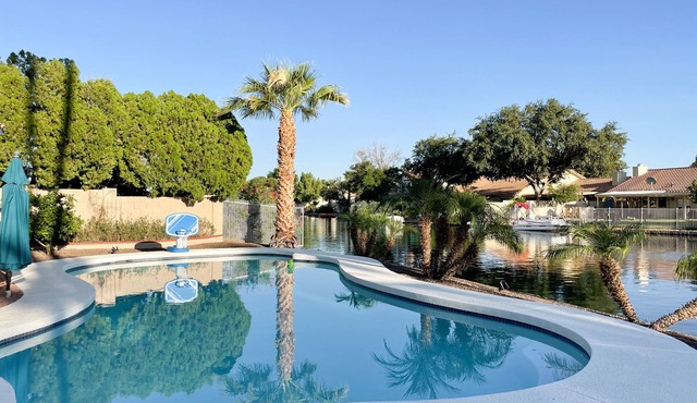 Near State Farm, Spring Training, NASCAR and more-Lakefront with Private Pool!