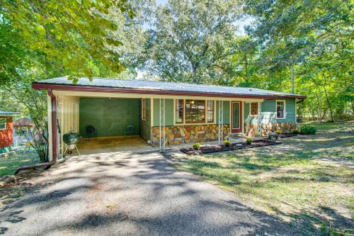 Near State Park and Spring River Family Gem with Yard