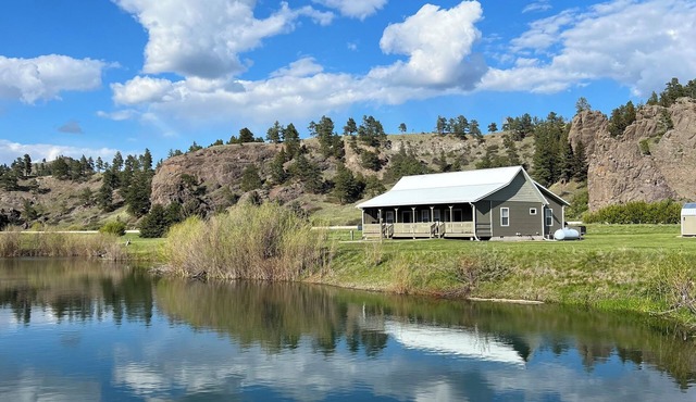 Near Stickney Creek boat launch-2 bedroom, 2 full bath house with private pond.