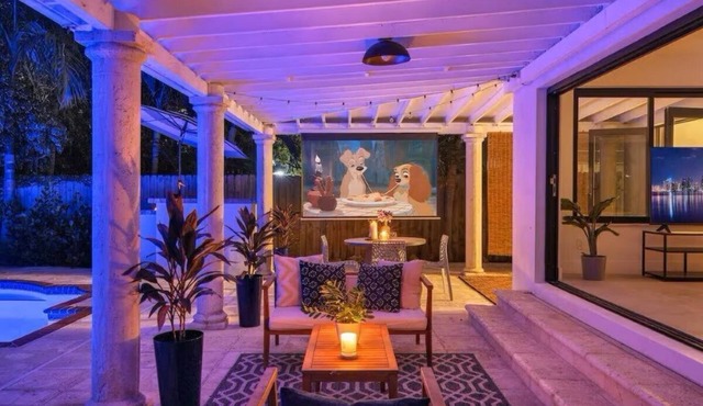 Near Strip, 14 Bedroom Sleeps 40, Huge Indoor/Outdoor Pools, Saunas,Jacuzzi/Spa