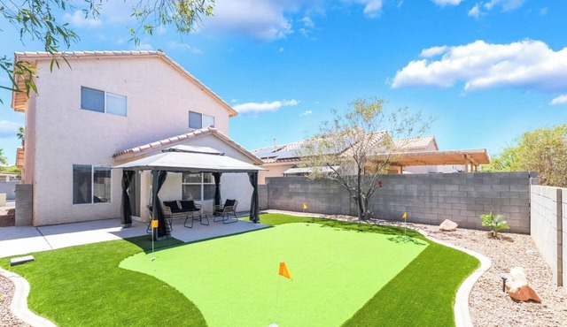 Near Strip & Airport - 3BR + Golf