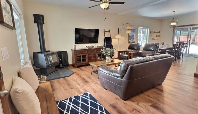 Near Sunriver: Private Hot Tub, A/C & Game Room