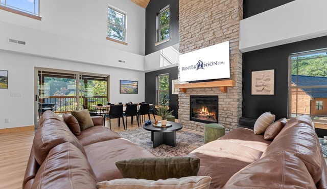 Near Table Rock: Private Hot Tub, Indoor & Outdoor Community Pools & Free Tickets