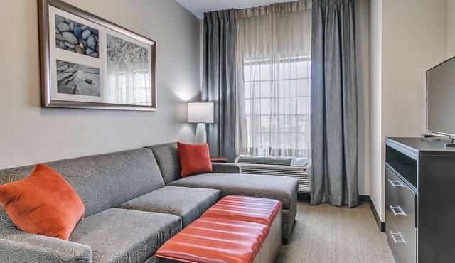 Near Texas Tech University. Free Breakfast. Suite w/Full Kitchen.
