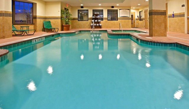 Near the Airport! Free Breakfast + Pool + Gym