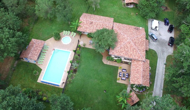 Near the Atlantic ocean, spacious house for 24 people with heated swimming pool