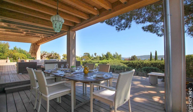 Near the beach, villa 8 persons with a pool and air-conditioned bedrooms.