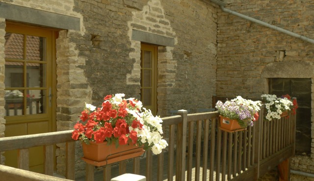 Near the castle of the Count of Bussy Rabutin (historical monument) studio 4 p