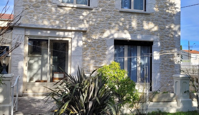 Near the city center, many shops within walking distance.