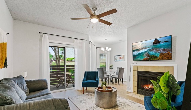 Near the Domain | 2 BR Private Balcony | Fireplace