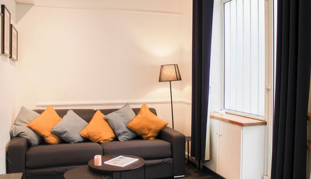 Near the Eiffel Tower – Studio