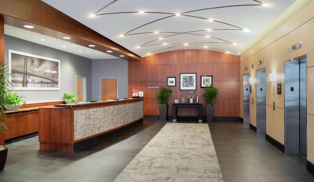 Near The Franklin Institute + Free Breakfast & Bar