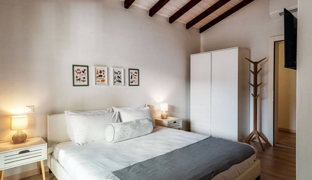 Near the lake and the center (FLORIDA ASCONA Room 11)Just a few steps from the center and the charming lakeside promenade of Ascona, FLORIDA ASCONA Room 11 welcomes guests into a refined and comfortable setting, ideal for disco