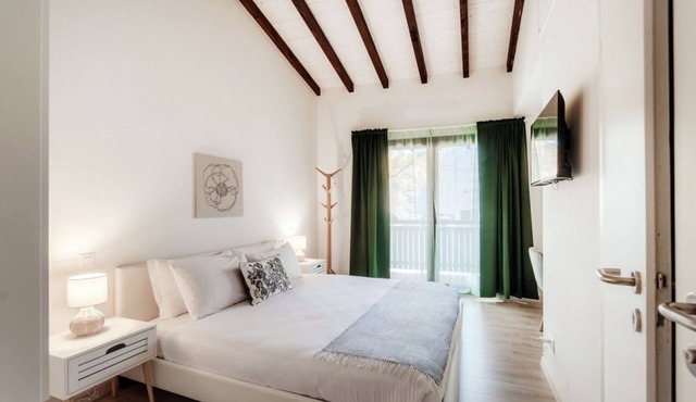 Near the lake and the center (FLORIDA ASCONA Room 10)Just a few steps from the center and the charming lakeside promenade of Ascona, FLORIDA ASCONA Room 10 welcomes guests into a refined and comfortable setting, ideal for disco
