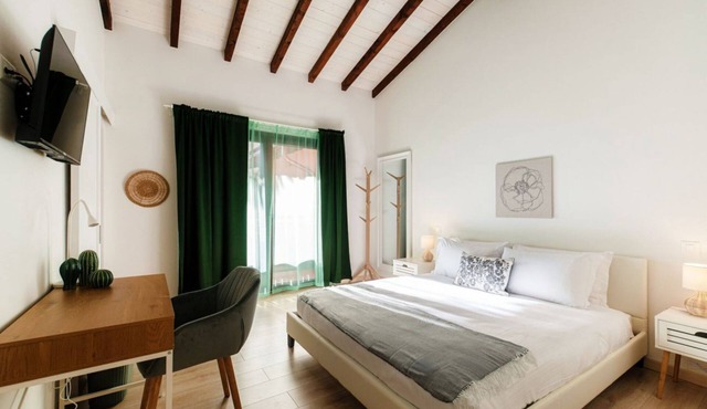 Near the lake and the center (FLORIDA ASCONA Room 12)Just a few steps from the center and the charming lakeside promenade of Ascona, FLORIDA ASCONA Room 12 welcomes guests into a refined and comfortable setting, ideal for disco