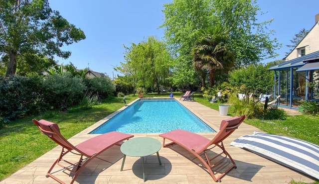 Near the Loire River, this beautiful mansion with swimming pool welcomes you.