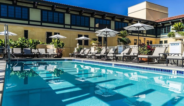 Near the Municipal Rose Garden in San Jose! Valet Parking, Swimming Pool!