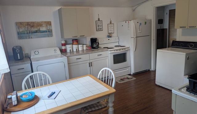 Near the park! 3-bedroom house with wifi and AC