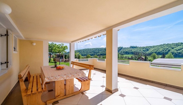 Near the river Korana welcomes you this friendly vacation home with pool.