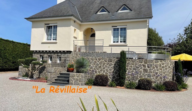 Near the sea, private courtyard and large enclosed garden, sleeps 2 to 5