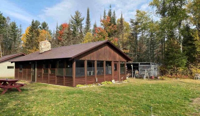 Near the Snowmobile Trail - Cozy Lake Ruth cabin with private sandy beach