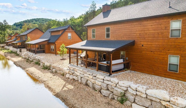 Near Thunder Ridge & Table Rock: Private Hot Tub, Community Pool & Free Tickets