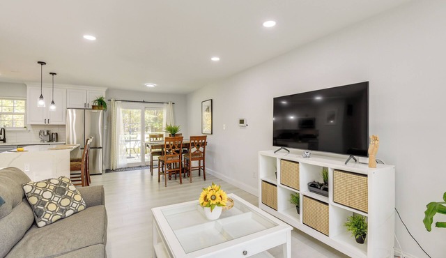 Near Top Attractions: Deck Dining at Severn Home!