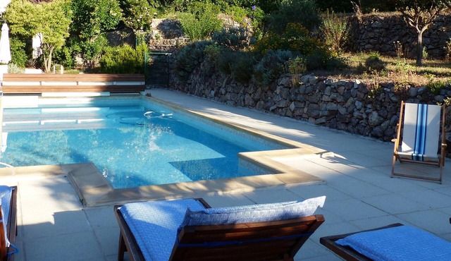 Near Toulon - T2. Ground floor of villa. 40 m2 + 20 m2 terrace. 2/3 pers. Swimming pool