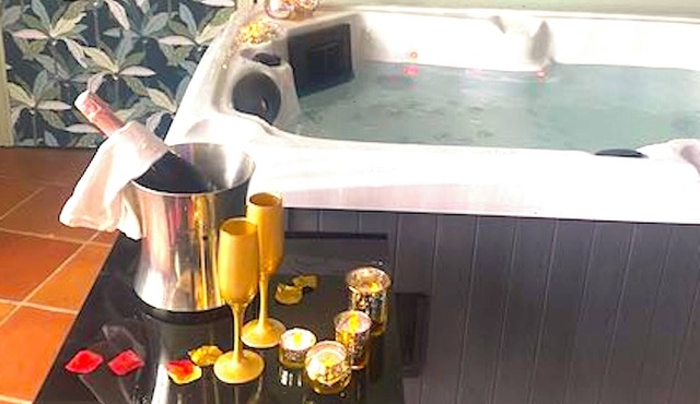 NEAR TOULOUSE LOVE ROOM ROMANTIC LOFT WITH PRIVATE SPA AND POOL