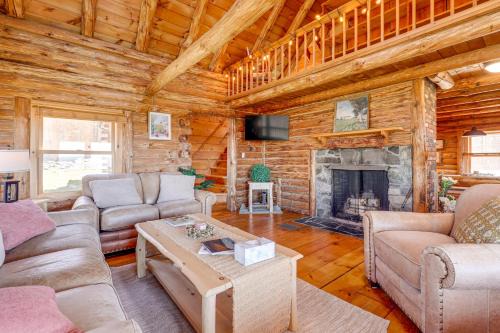 Near Trails, Lakes & Slopes: Cabin in Walpole!