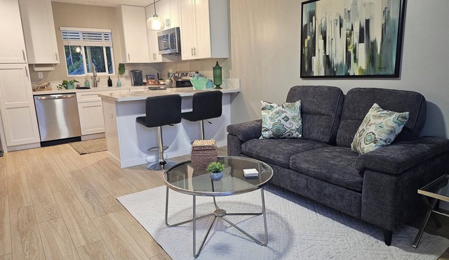 Near trolley. NEW charming 1-bedroom home in Fletcher hills, La Mesa.