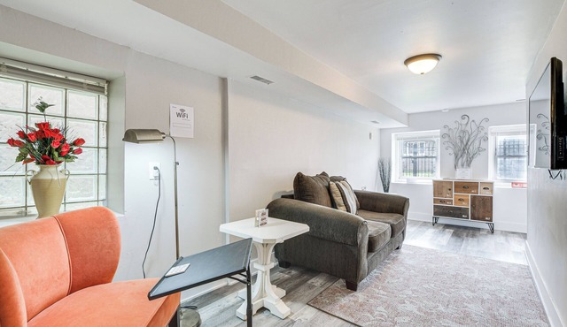 Near UChicago: Dog-Friendly Apt w/Yard