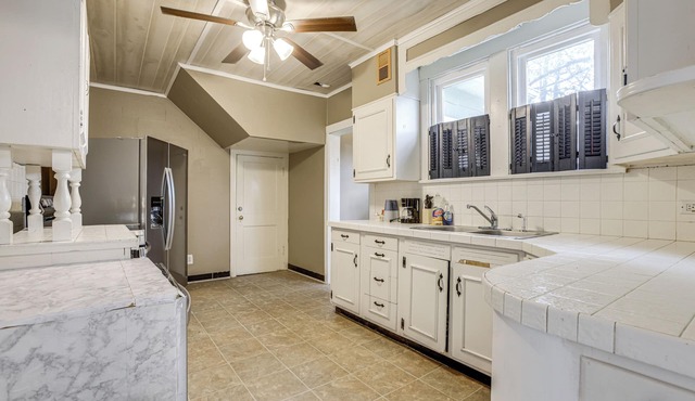 Near University Ave! Pet-friendly 3BR w/Foosball!