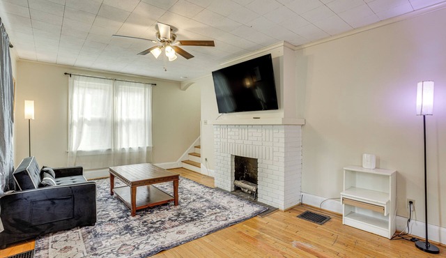 Near University Ave! Pet-Friendly 3BR w/Foosball!